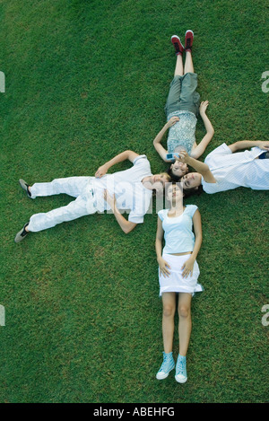 Groupe de jeunes amis allongé sur l'herbe avec ensemble Banque D'Images