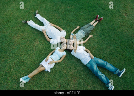 Groupe de jeunes amis allongé sur l'herbe, ensemble Banque D'Images
