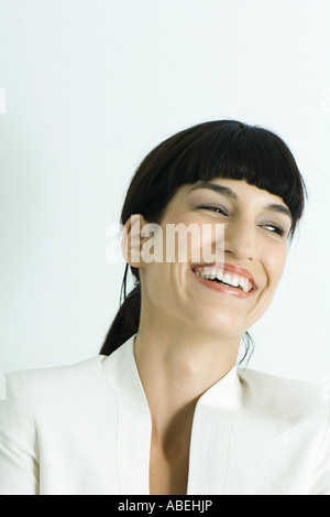 Femme en riant, la tête et épaules, portrait Banque D'Images
