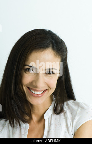 Woman smiling at camera, portrait, tête et épaules Banque D'Images