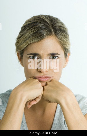 Femme faisant la moue, la tête et épaules, portrait Banque D'Images