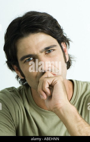 L'homme avec le poing devant la bouche, tête et épaules, portrait Banque D'Images