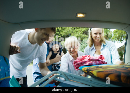 Plage de la famille un passage de coffre de voiture Banque D'Images