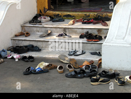 Chaussures et chaussures à l'extérieur sur les marches d'un temple bouddhiste à Bangkok, Thaïlande. photo DON TONGE Banque D'Images