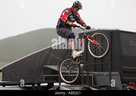 Mountain Bike Trials Rider Martyn Ashton au bord de l Atlantique Nord du Devon Festival 2005 Photo Stock Alamy