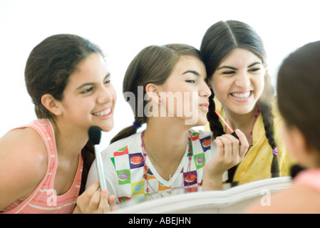 Trois jeunes amis féminins mise sur make-up Banque D'Images