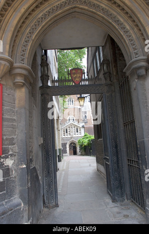 Passage à l'église du prieuré de St Barthélemy le Grand en West Smithfield Ville de London UK Banque D'Images