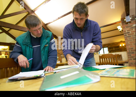 Ferme en cours d'examen par les inspecteurs du gouvernement Banque D'Images