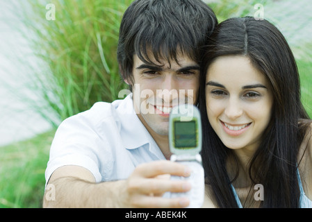 Jeune couple taking self-portrait with cell phone Banque D'Images