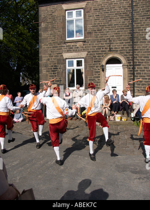 Morris Dancers performing dans Rivington, un village du Lancashire Banque D'Images