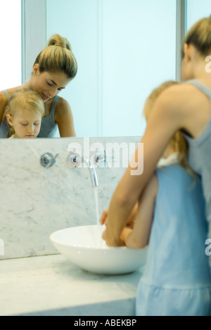 Mère et fille lave-mains Banque D'Images