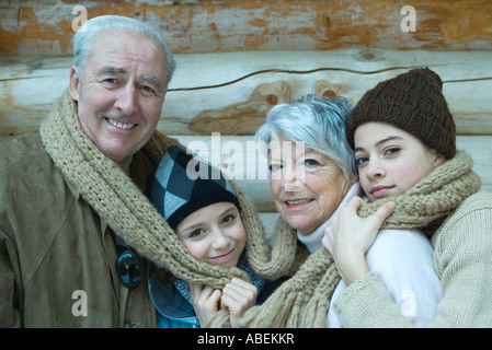 Les grands-parents et petits-enfants dans des vêtements d'hiver, portrait Banque D'Images