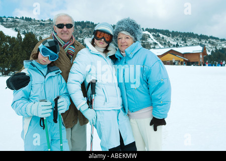 Les grands-parents et petits-enfants standing in snowy Landscape, portrait Banque D'Images