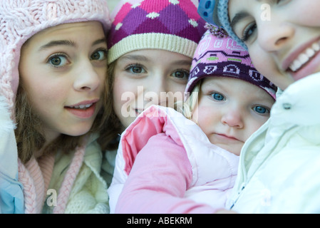 Jeunes enfants portant des vêtements d'hiver, portrait Banque D'Images