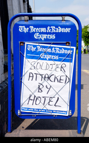 Hôtel SOLDAT ATTAQUÉ PAR gros titre de journal à l'extérieur de la maison de la presse de la ville de Brecon Powys Pays de Galles UK Banque D'Images