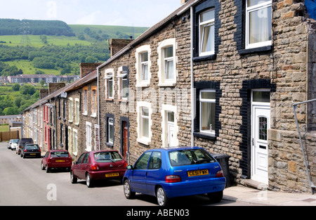 Maisons mitoyennes avec des voitures garées à l'extérieur à Merthyr Vale un ancien village minier de charbon près de Merthyr Tydfil, South Wales Valleys UK Banque D'Images