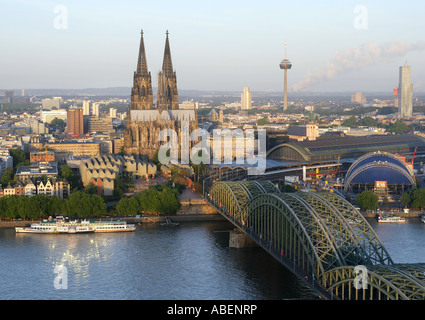 Allemagne, Cologne, vieille ville avec la cathédrale de Cologne et musée romain germanique au Rhin Banque D'Images