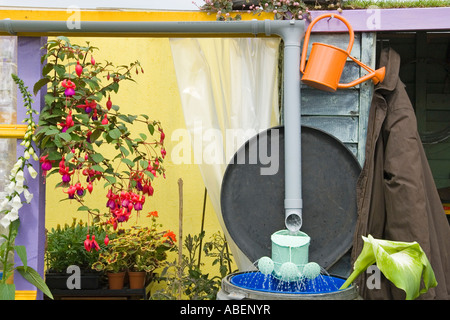 Détail de petit jardin montrant manière décorative pour économiser l'eau Banque D'Images