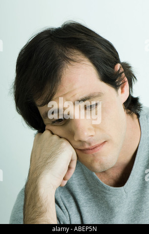 L'homme, holding head, portrait Banque D'Images