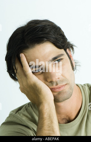 Man holding head, portrait Banque D'Images