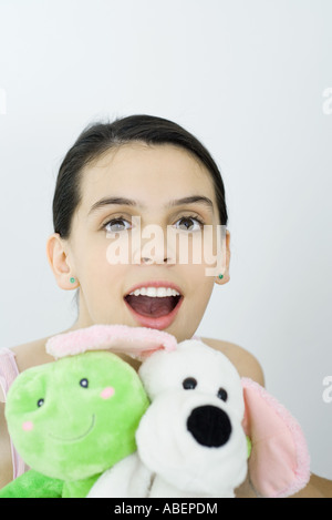 Teen girl holding des animaux en peluche, portrait Banque D'Images