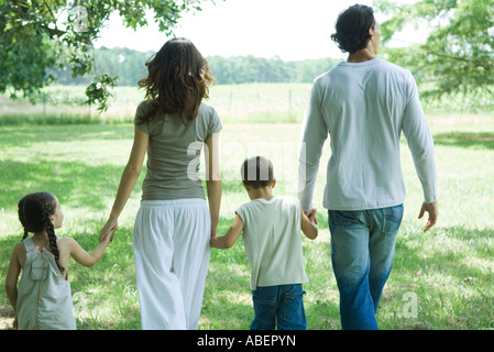 Balades Familiales à travers l'herbe, vue arrière Banque D'Images