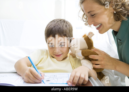 Boy lying in hospital bed, colorant Banque D'Images