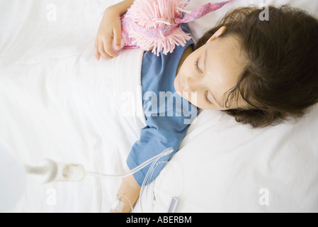 Girl lying in hospital bed Banque D'Images