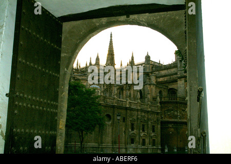 Archway porte menant à Séville Andalousie Espagne Alcazar Banque D'Images
