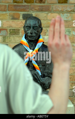 Salut Scout, Scout salut à statue de Lord Baden Powell Banque D'Images