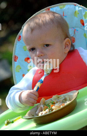 L'alimentation de bébé les aliments solides lui-même Banque D'Images