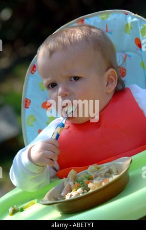 L'alimentation de bébé les aliments solides lui-même Banque D'Images