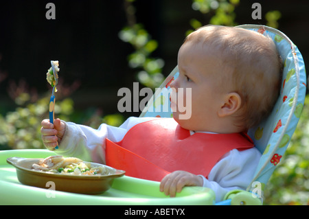 L'alimentation de bébé les aliments solides lui-même Banque D'Images