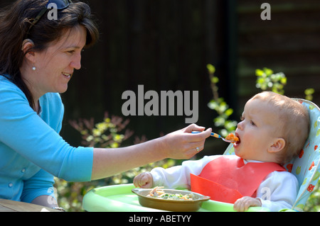 L'alimentation de bébé l'alimentation de la mère, son bébé des aliments solides Banque D'Images