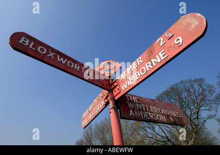 Fingerpost rouge dans le Dorset, Angleterre, Royaume-Uni Banque D'Images