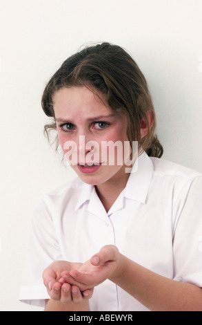 Girl holding out hand pour smack et pleurer Banque D'Images