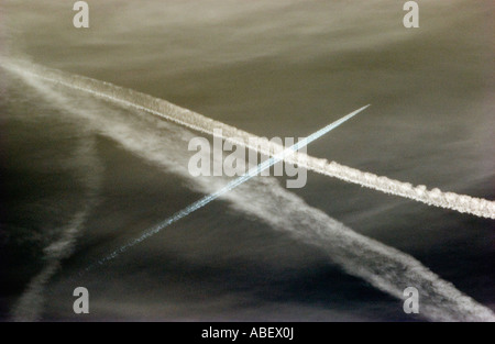 Des traînées de vapeur en avion sky over Oxfordshire Banque D'Images