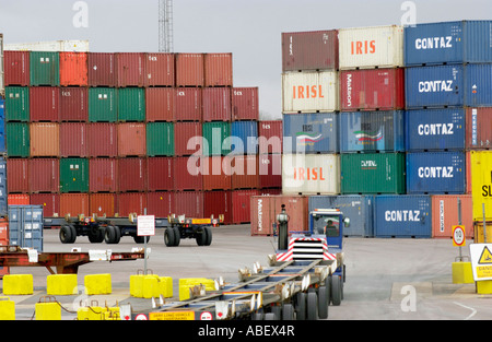 Des conteneurs au port de Felixstowe PFL Suffolk Banque D'Images