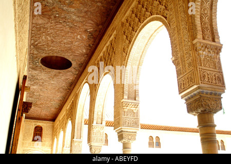 Allée en voûtés complexe palais mauresque Alhambra Granada, Andalousie Espagne Banque D'Images