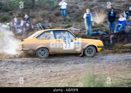 Ford Escort RS2000 Jaune voiture rallye 77 roulant sur des cailloux et de la boue Banque D'Images