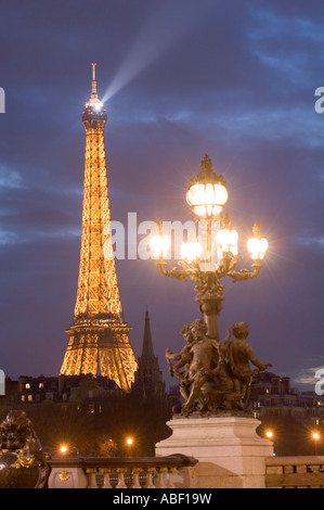 La Tour Eiffel illuminée la nuit. Paris. La France. Vu depuis le pont Alexandre III (détails inclus dans l'avant-plan) Banque D'Images