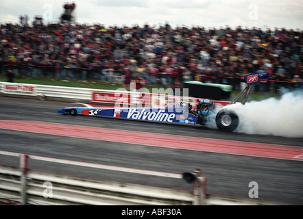 Viveca averstadts burnsout valvoline dragster top fuel à santa pod de dragster en Angleterre brûler des pneus en caoutchouc voiture fumée cro Banque D'Images