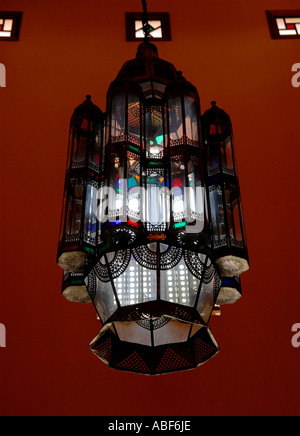 Lampe marocaine en Riad traditionnel Banque D'Images