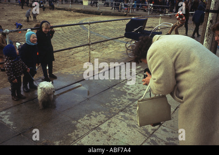 Groupe familial britannique des années 1970 prenant une photo. Mère et ses trois enfants et leur chien de compagnie prennent une photo. Scarborough Yorkshire Angleterre HOMER SYKES Banque D'Images