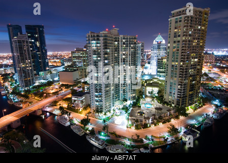 Hautes tours à bureaux et immeubles en copropriété sur la tour de la rivière Nouvelle en centre-ville de Fort Lauderdale, Floride Banque D'Images