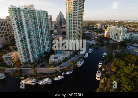 Hautes tours à bureaux et immeubles en copropriété sur la tour de la rivière Nouvelle en centre-ville de Fort Lauderdale, Floride Banque D'Images