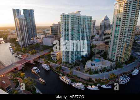 Hautes tours à bureaux et immeubles en copropriété sur la tour de la rivière Nouvelle en centre-ville de Fort Lauderdale, Floride Banque D'Images