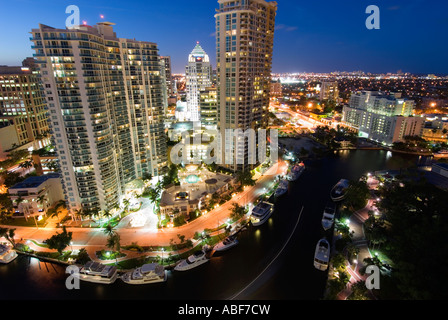 Hautes tours à bureaux et immeubles en copropriété sur la tour de la rivière Nouvelle en centre-ville de Fort Lauderdale, Floride Banque D'Images