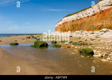 Plage de Hunstanton cliffs et montrant les couches de craie rouge et blanc Banque D'Images