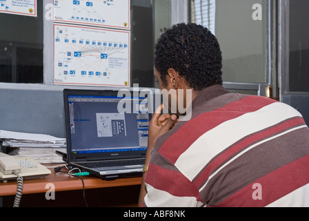 L'étude de l'homme, l'écran de l'ordinateur, de l'Autorité des télécommunications éthiopienne Addis Abeba, Ethiopie Banque D'Images